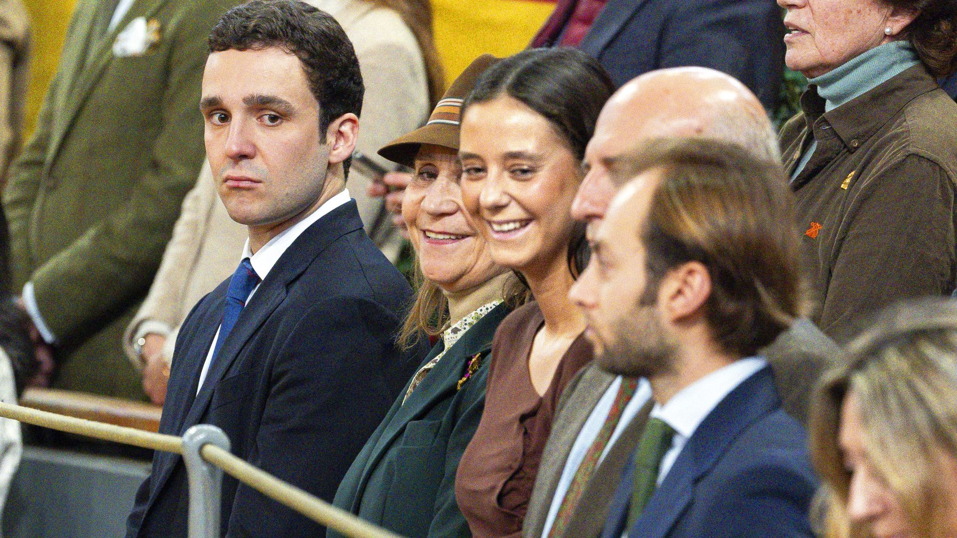 Los cariñosos gestos de la infanta Elena a Felipe de Marichalar en una tarde de toros con sus hijos