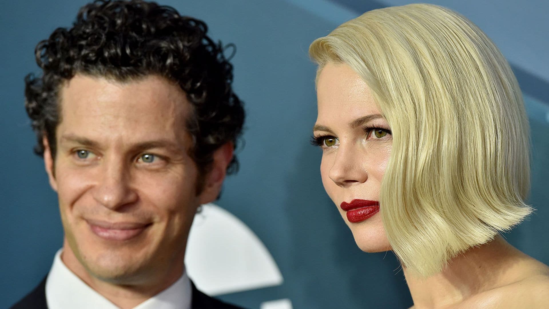 ¿Boda secreta? Michelle Williams y Thomas Kail lucen alianzas de casados