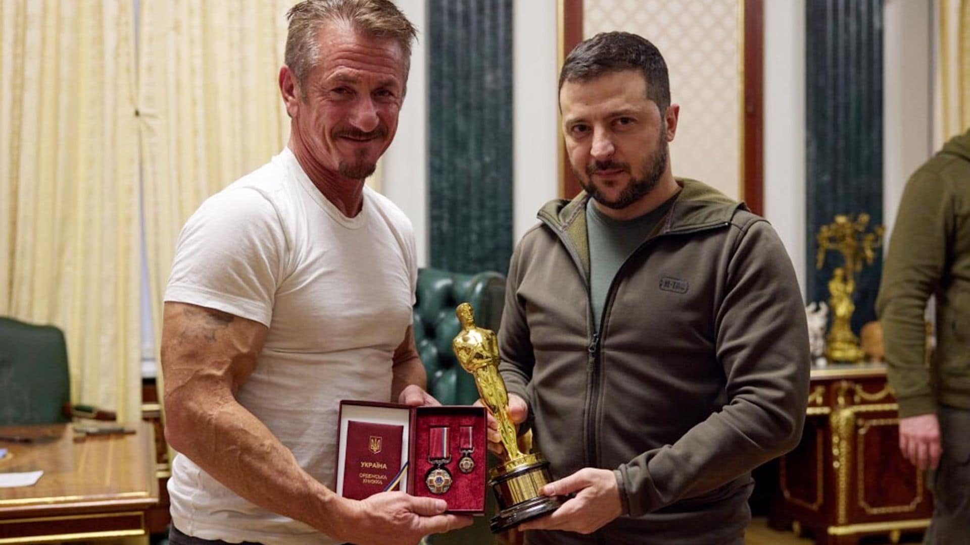 Sean Penn le entrega uno de sus Oscar a Zelenski pero con una condición