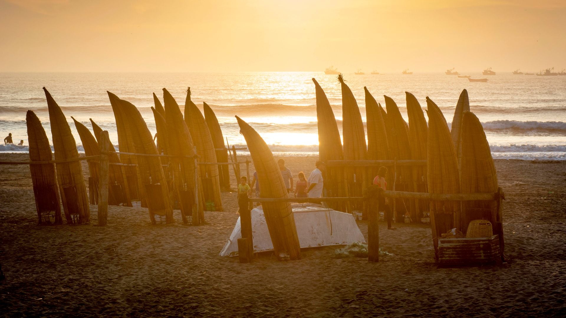 Barcas de pesca tradicionales llamadas caballitos de totora, en Perú