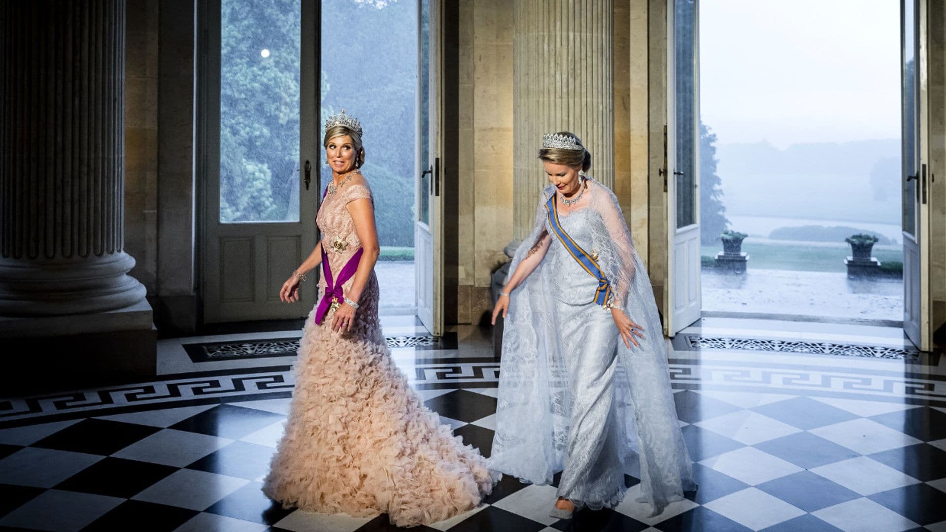 La elegancia de la reina Máxima en Bélgica: desde su llegada en tren hasta la espectacular cena de gala