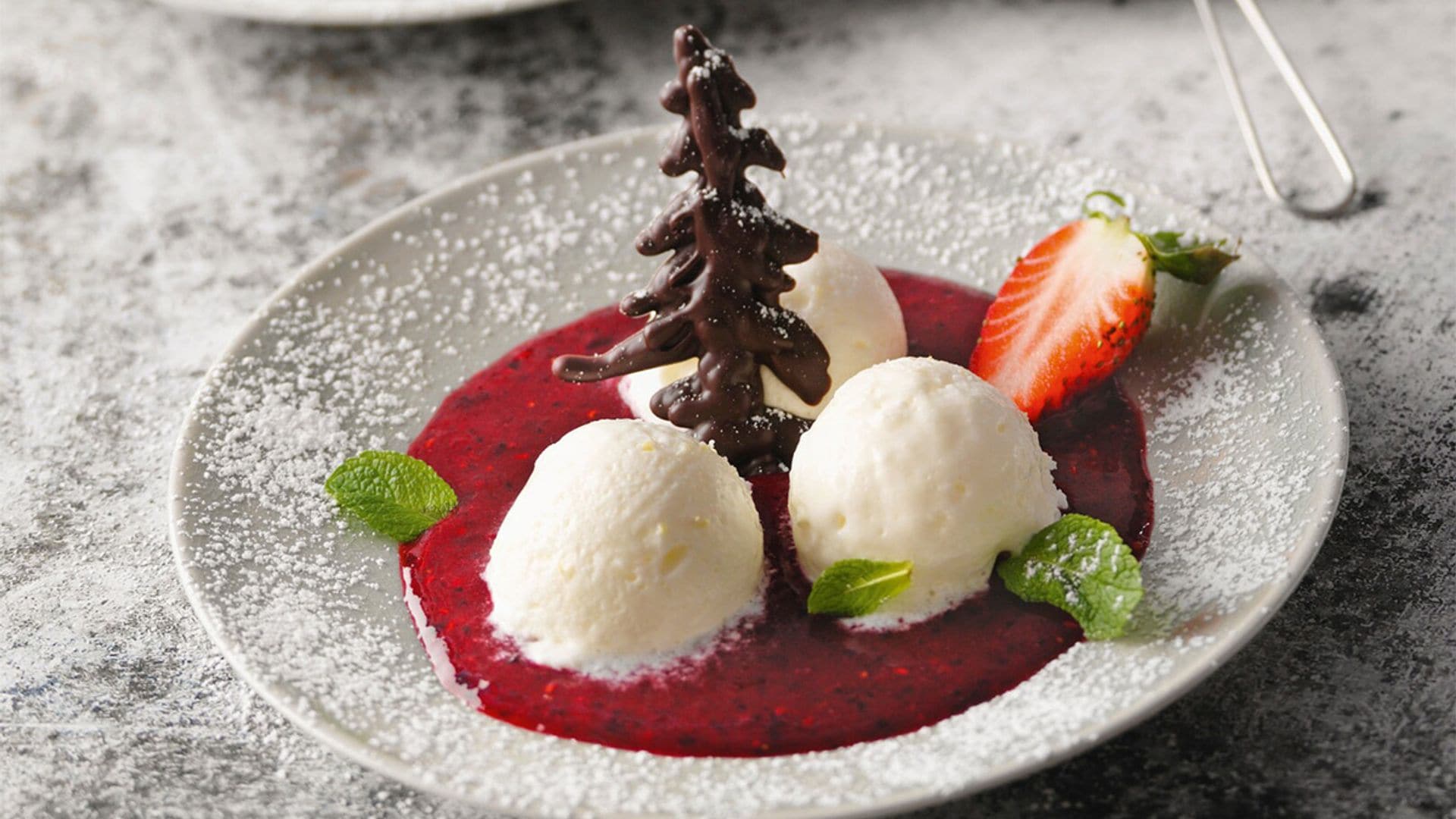 Helado de yogur con 'coulis' de fresas con árbol de chocolate