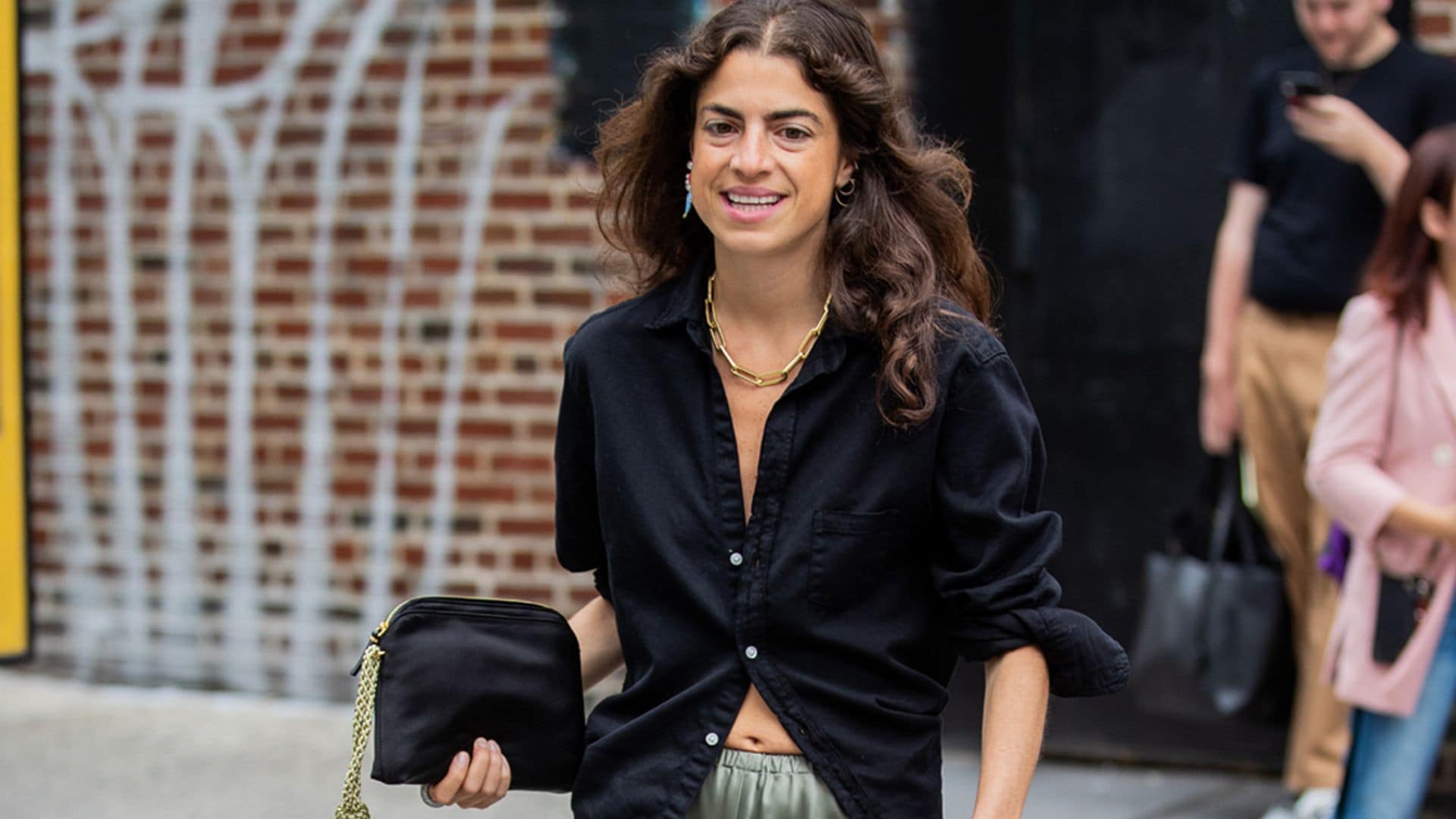 Hablamos con Leandra Medine sobre su nueva alianza con la moda española: bailarinas de seda salvaje