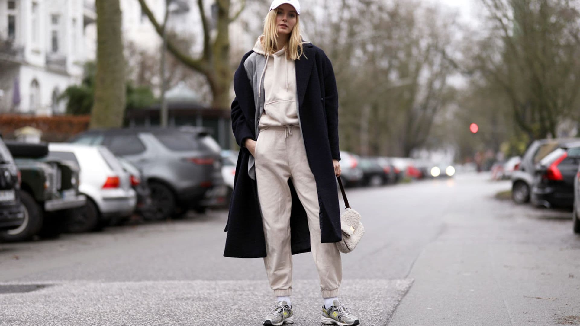 Pantalones deportivos o de cuero, la alternativa perfecta para no llevar vaqueros