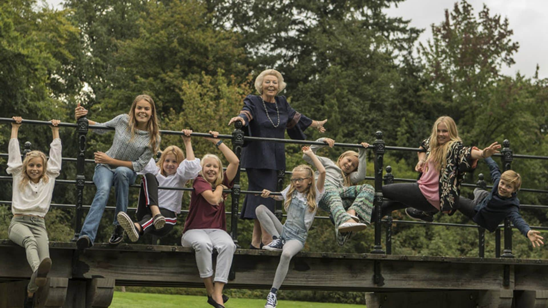 Beatriz de Holanda celebra su 80º cumpleaños con las nuevas generaciones: Quién es quién en la divertida foto