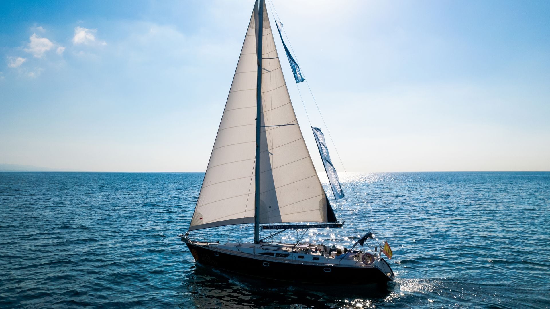 Barco velero navegando