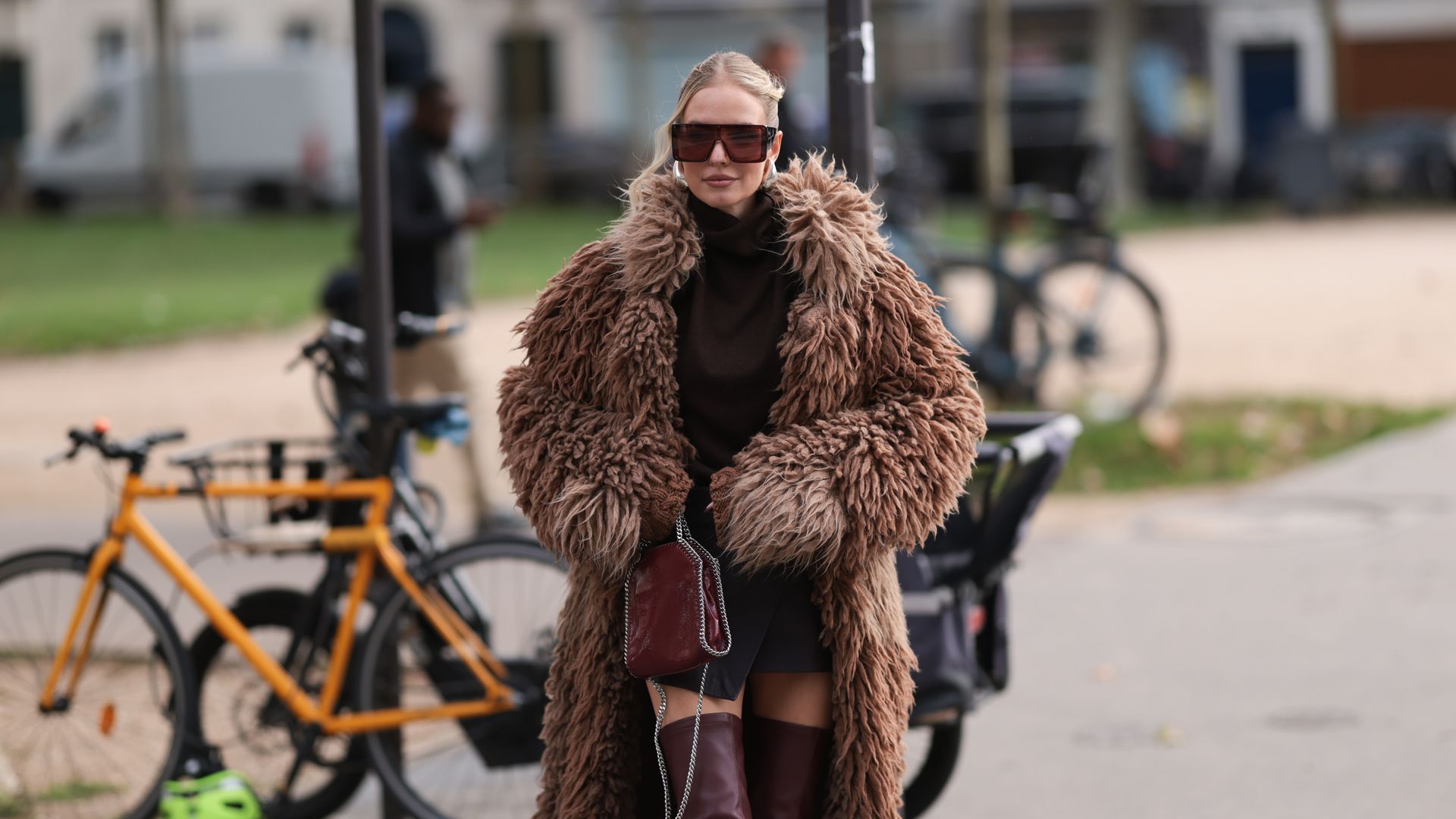 10 abrigos de pelo que transforman tus looks básicos en los días más fríos