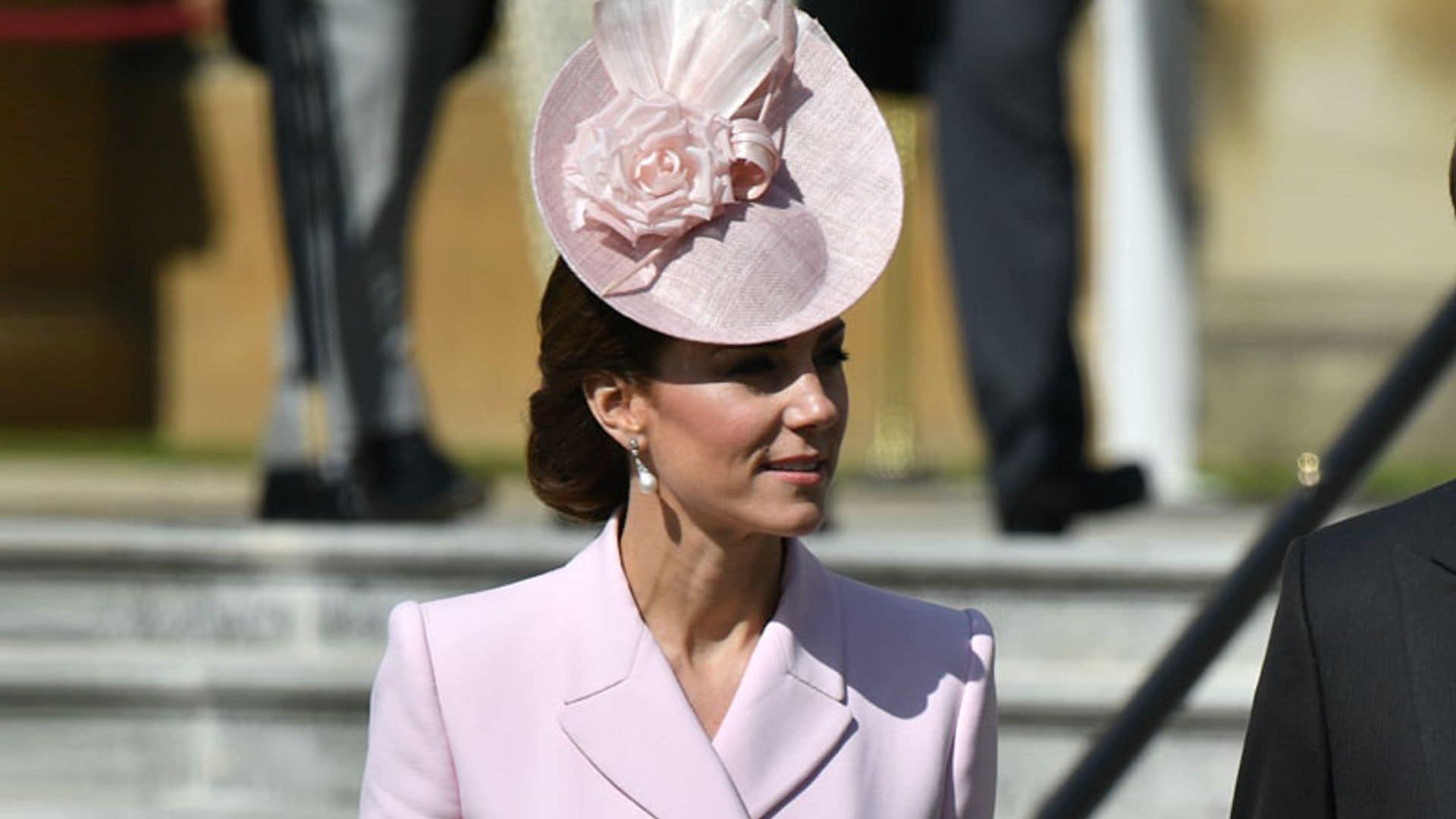 Un look muy 'Kate': La duquesa de Cambridge recupera su imagen más sofisticada