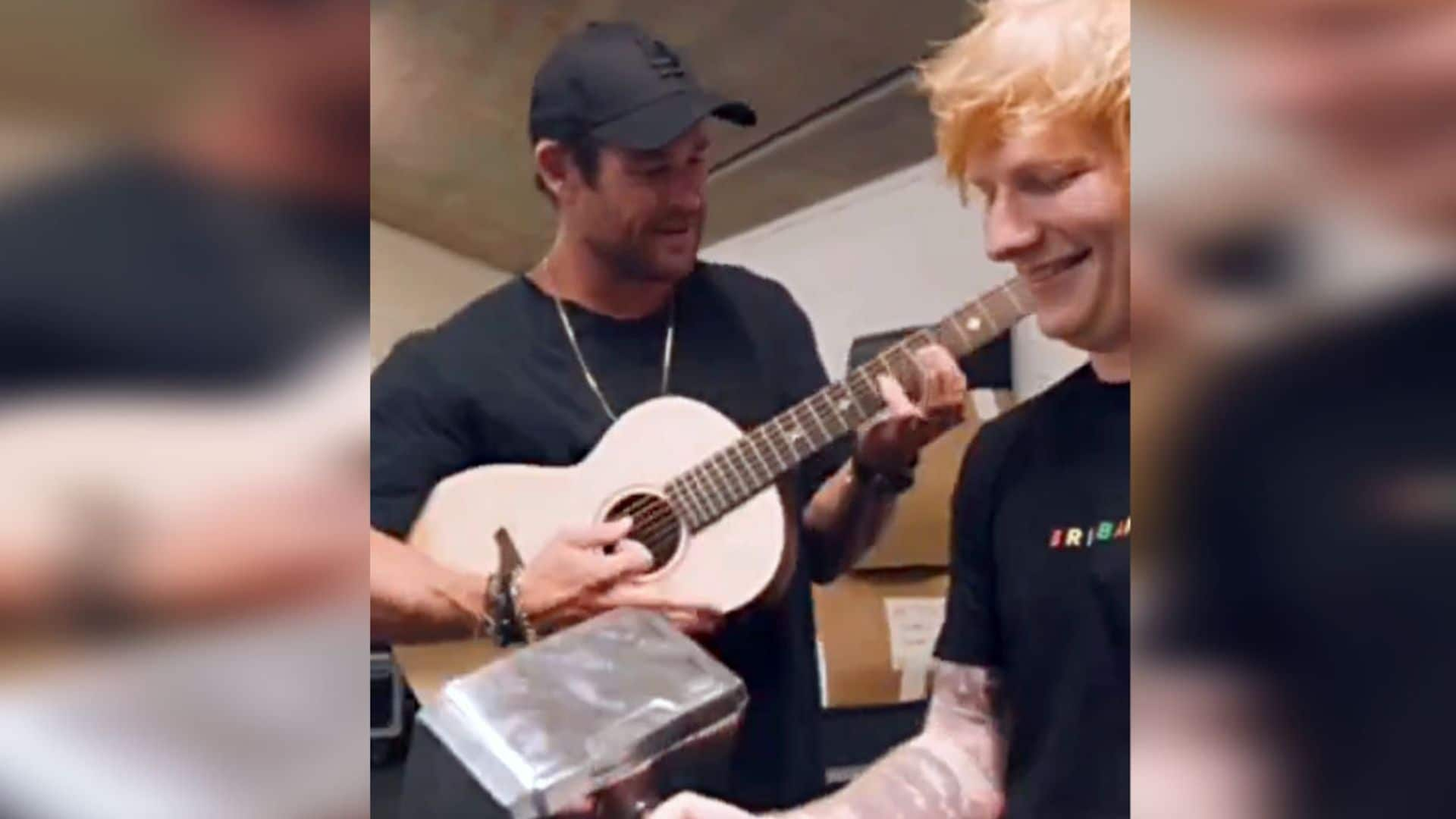 Chris Hemsworth consigue la guitarra de Ed Sheeran ¡a cambio del martillo de Thor!