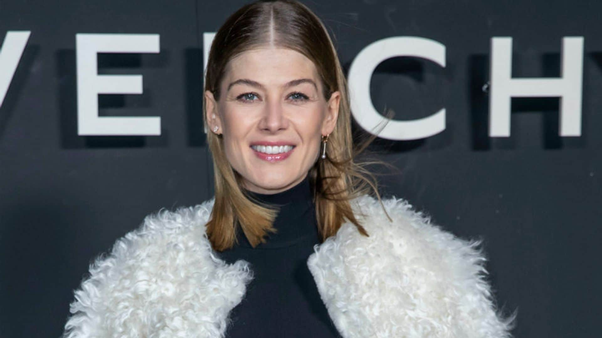 Rosamund Pike y la prenda playera que no esperabas ver en looks de fiesta