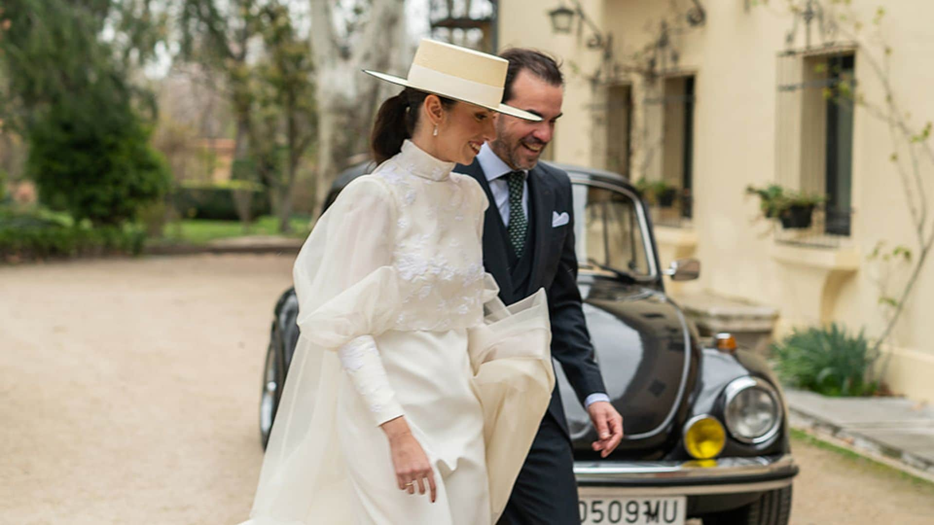 El vestido de mangas abullonadas de Pati, la novia que se casó en Madrid con un sombrero cordobés