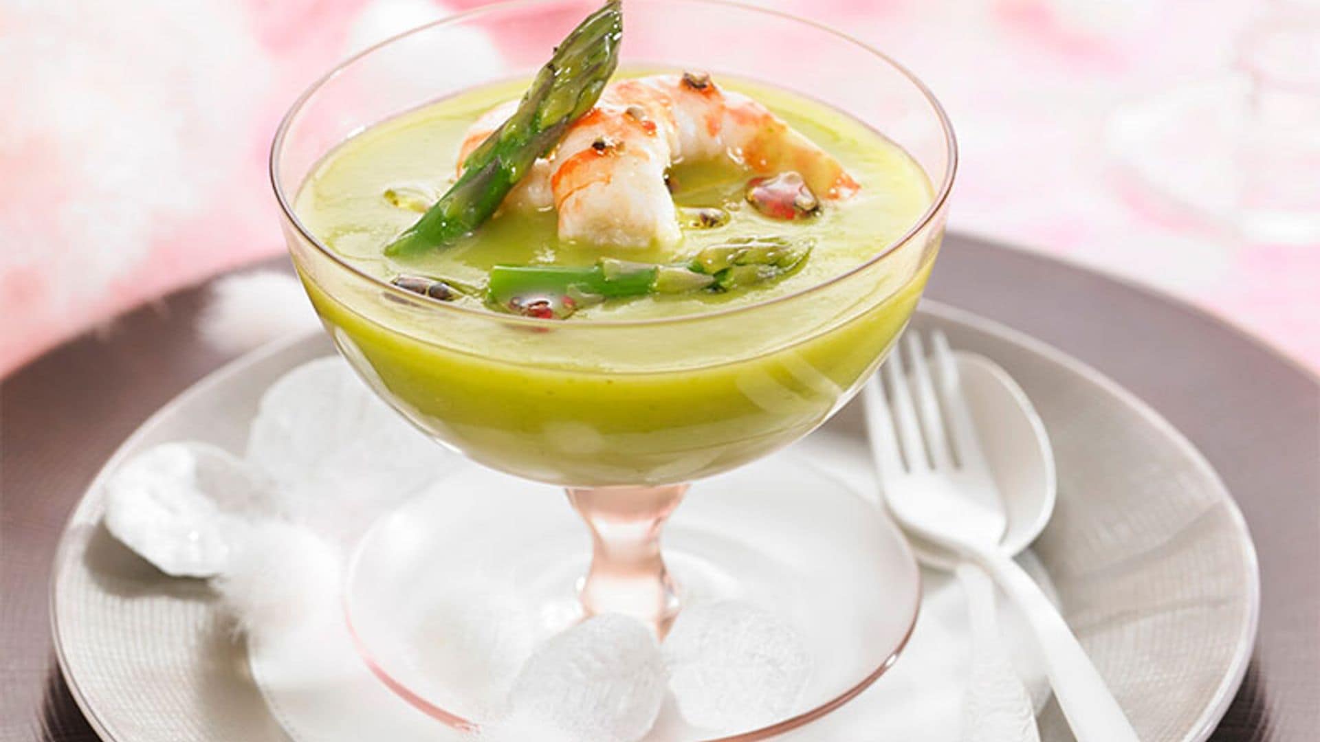 Crema de espárragos verdes con gambas y aceite picante