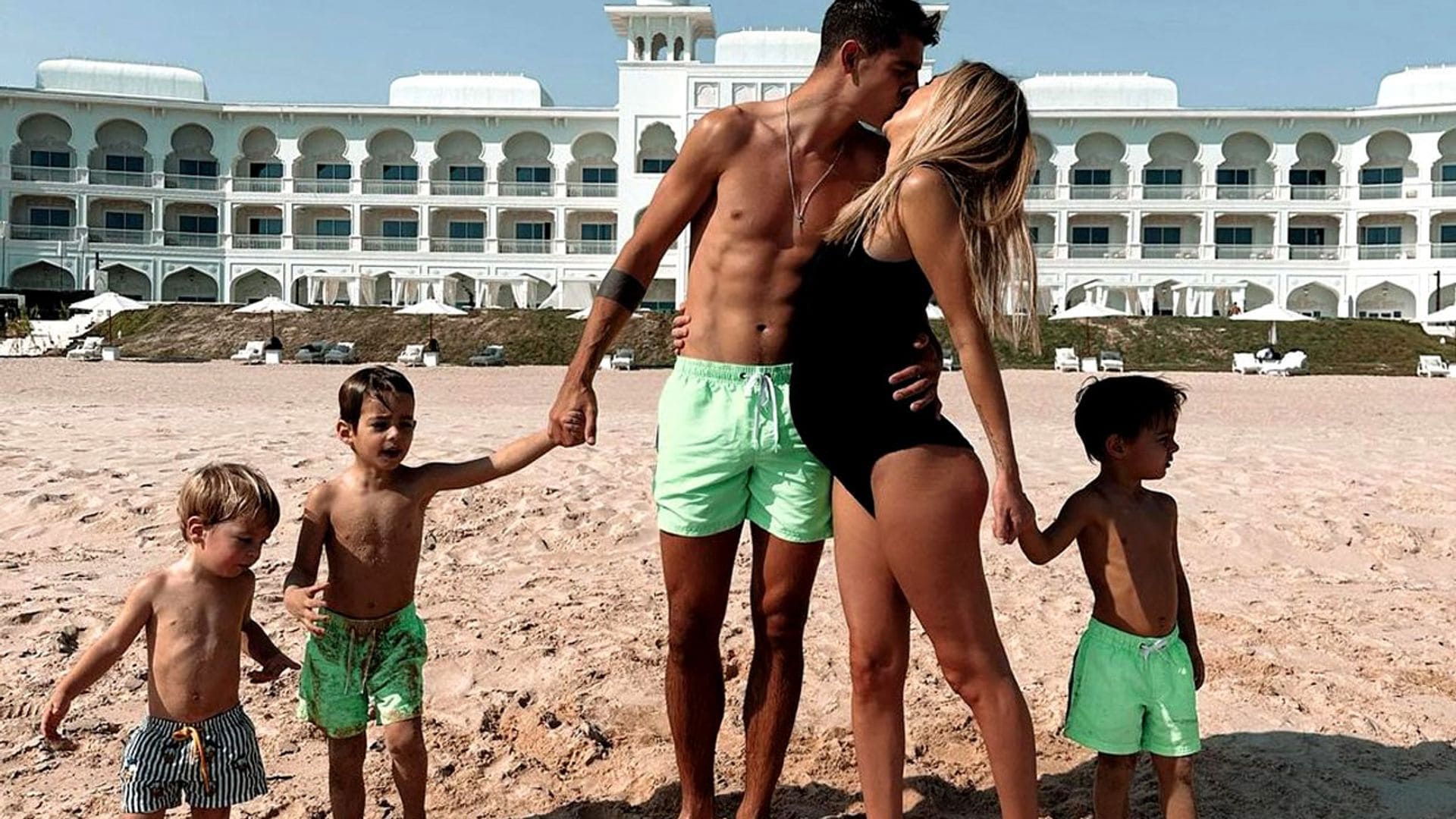 ¡Juegos en la playa y mucha diversión! Alice Campello y Álvaro Morata, con sus niños en el día libre de la Selección