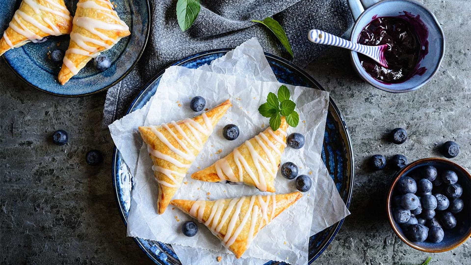 Hojaldres rellenos de confitura de arándanos y glaseado de limón