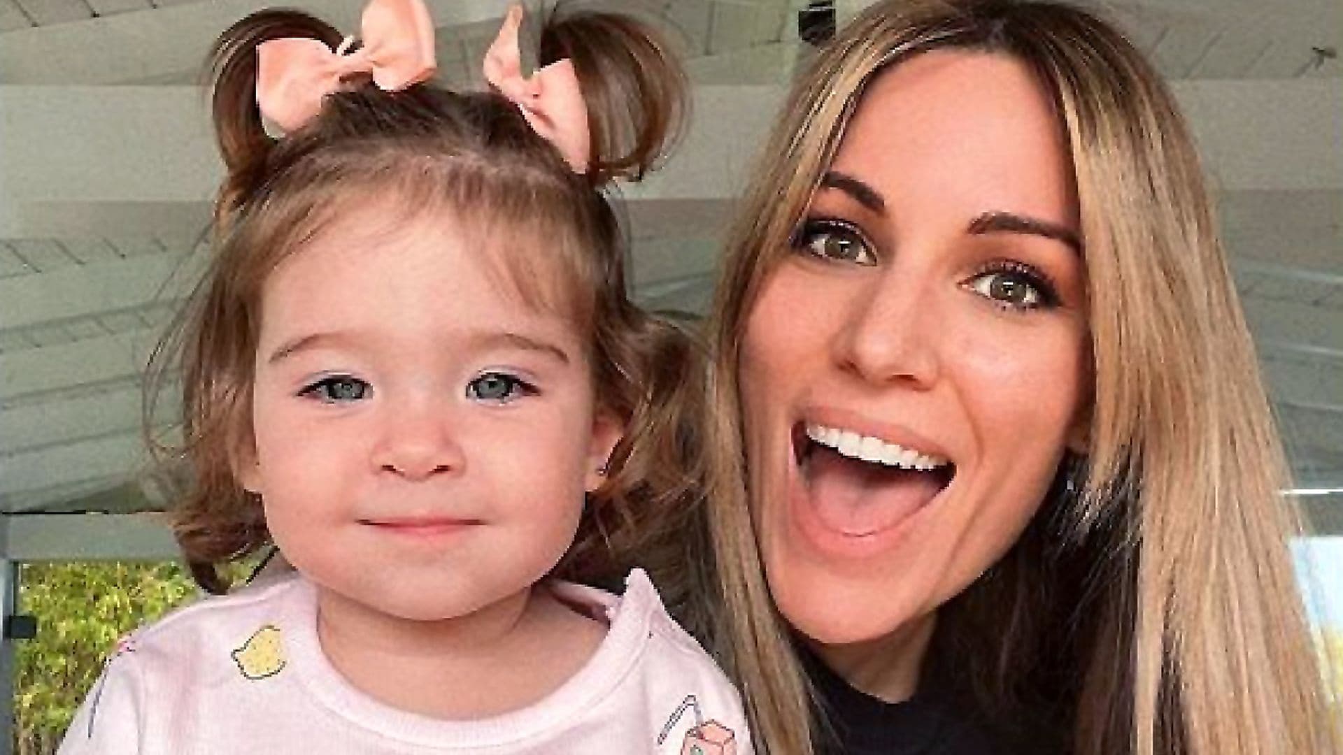 ¡Igual que la abuela! El simpático vídeo de Yanay, hija de Edurne, paseando con bastón