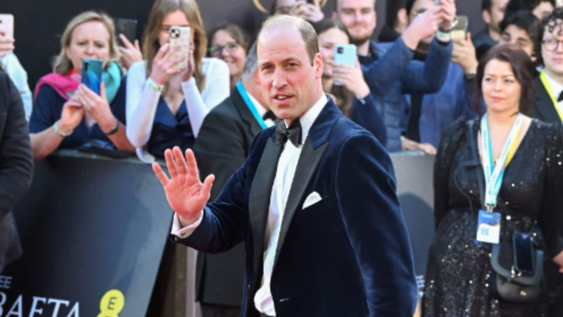 El príncipe de Gales, muy serio en los Premios BAFTA sin Kate Middleton y rodeado de grandes estrellas