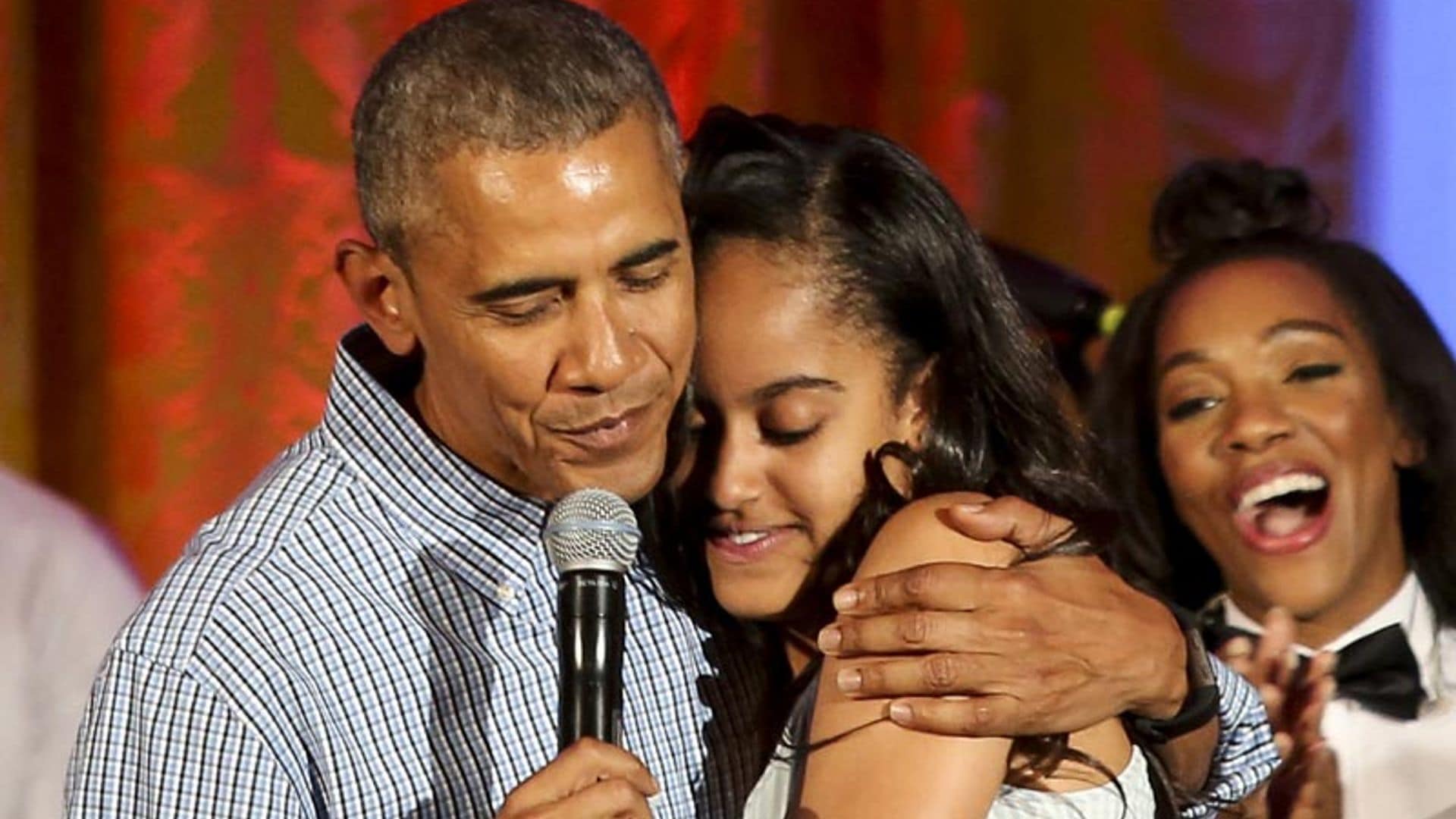 Barack Obama le canta el 'cumpleaños feliz' a su hija Malia, antes de emprender su visita a España