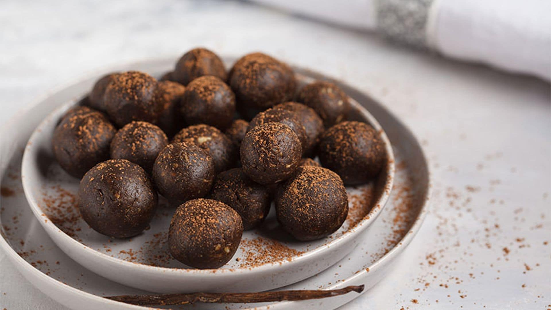 Bolas de chocolate, dátiles y nueces pecanas