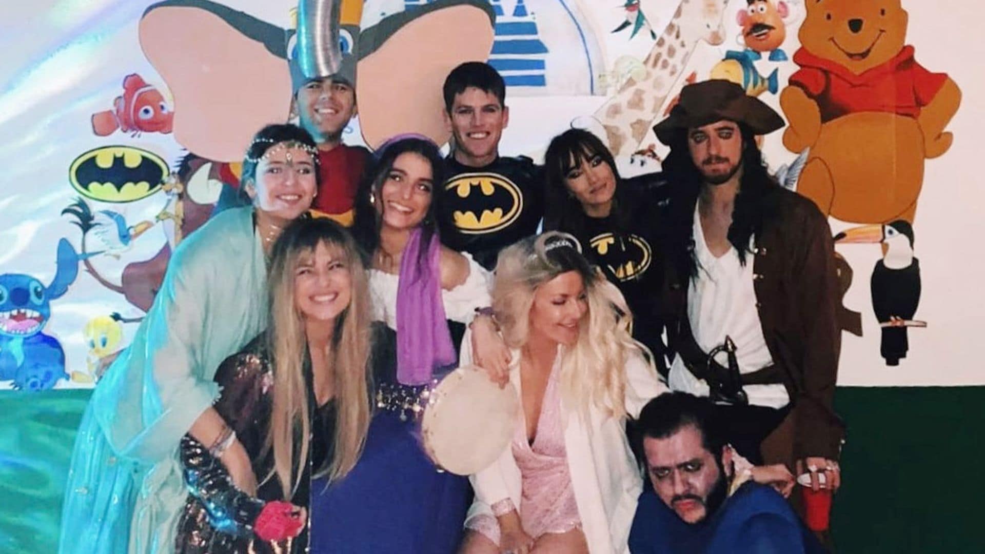 Aitana, una sexy 'Batgirl' junto a Miguel Bernardeau