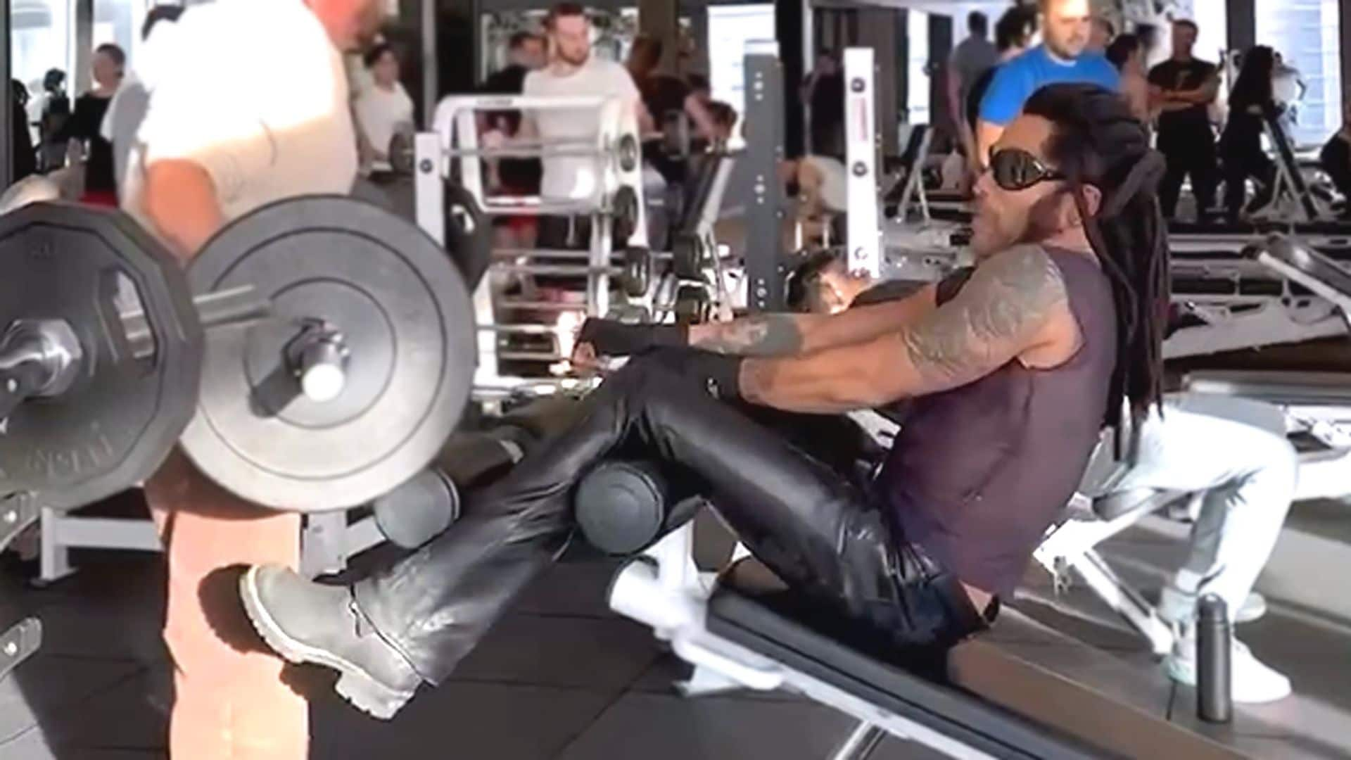 El vídeo viral de Lenny Kravitz en el gimnasio ¡con pantalones de cuero y gafas de sol!