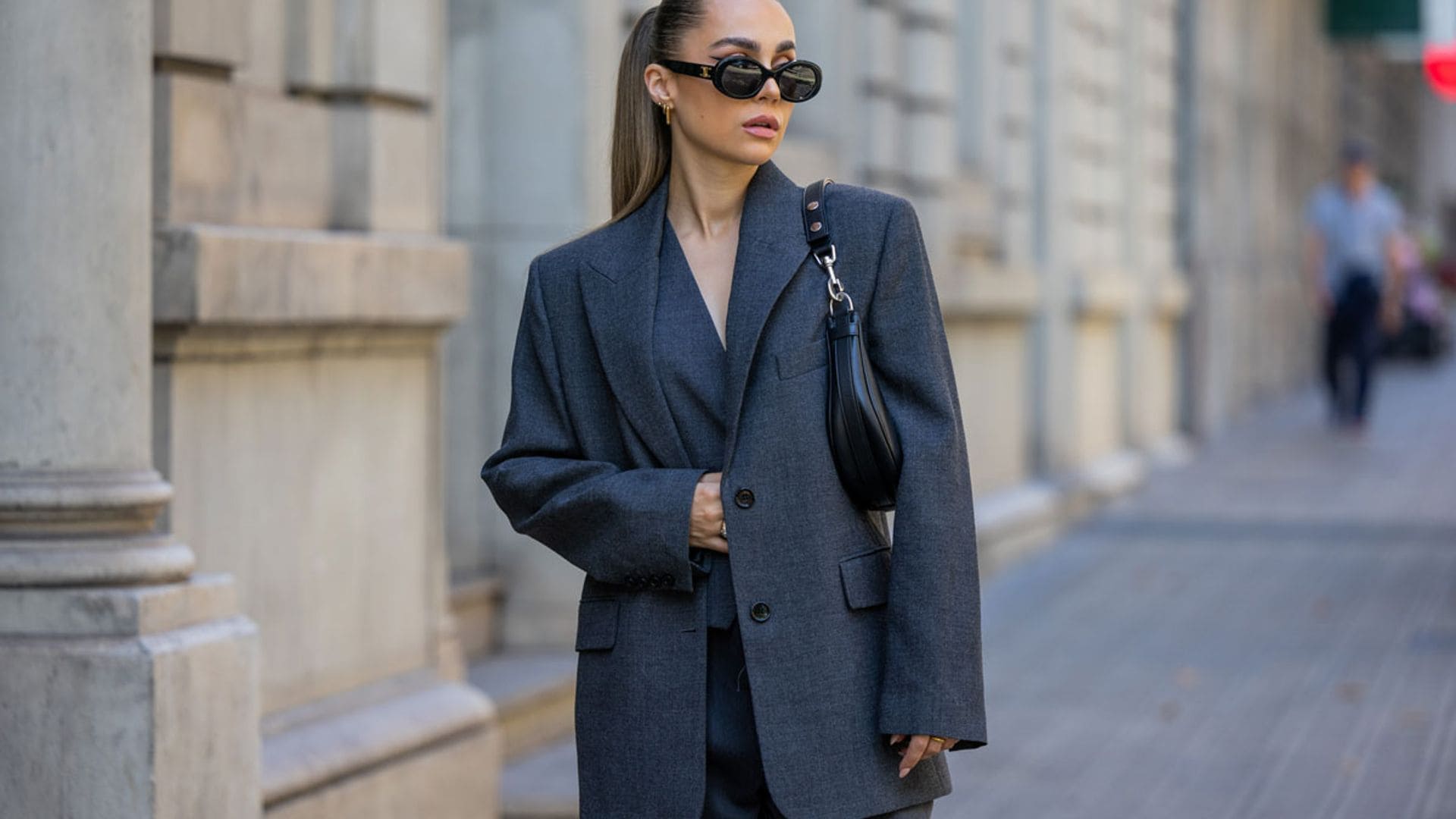 Las mujeres más estilosas no pueden vivir sin estas 'blazers oversize' con maxihombreras