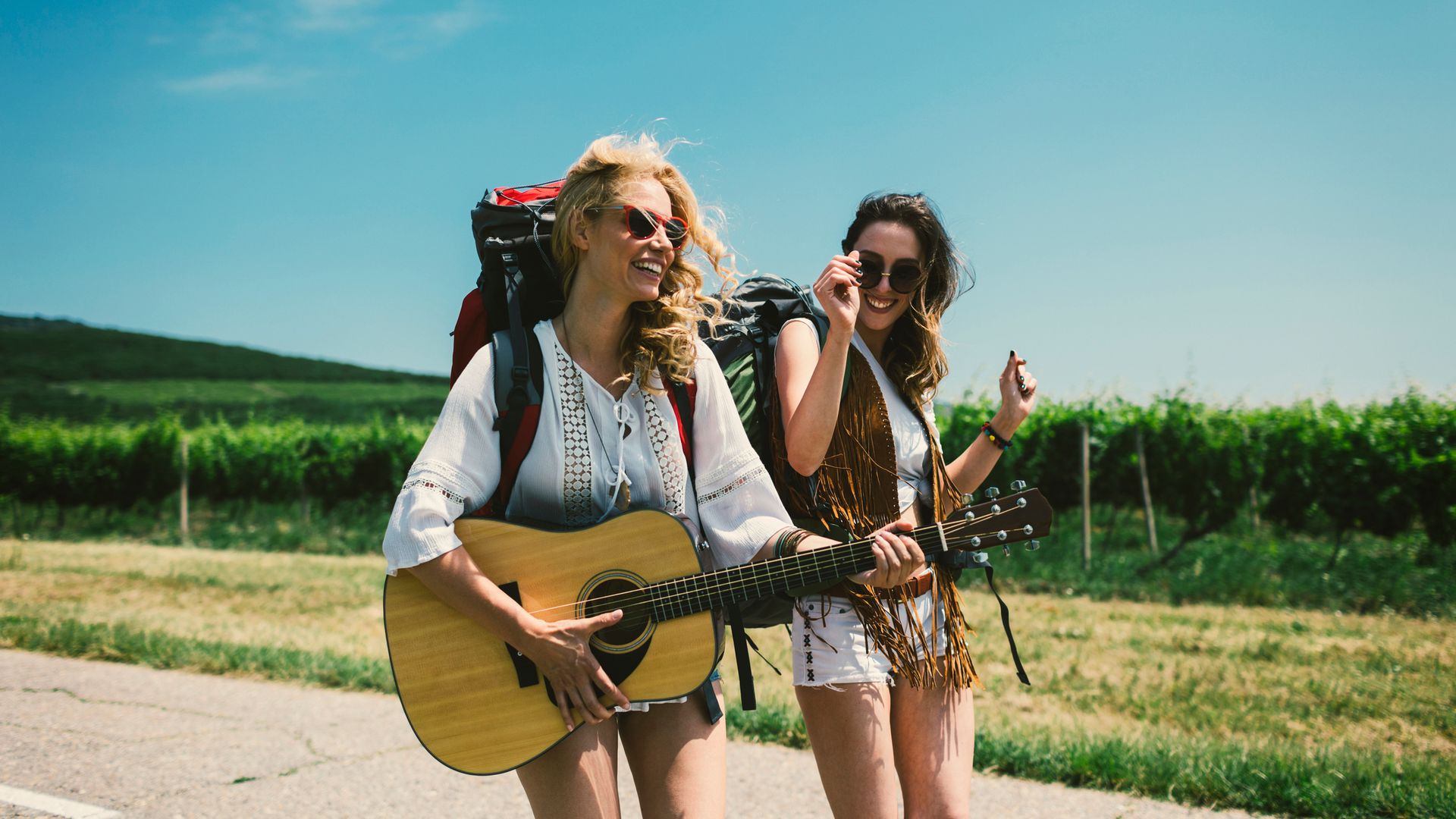 Mujeres con una guitarra mientras viajan
