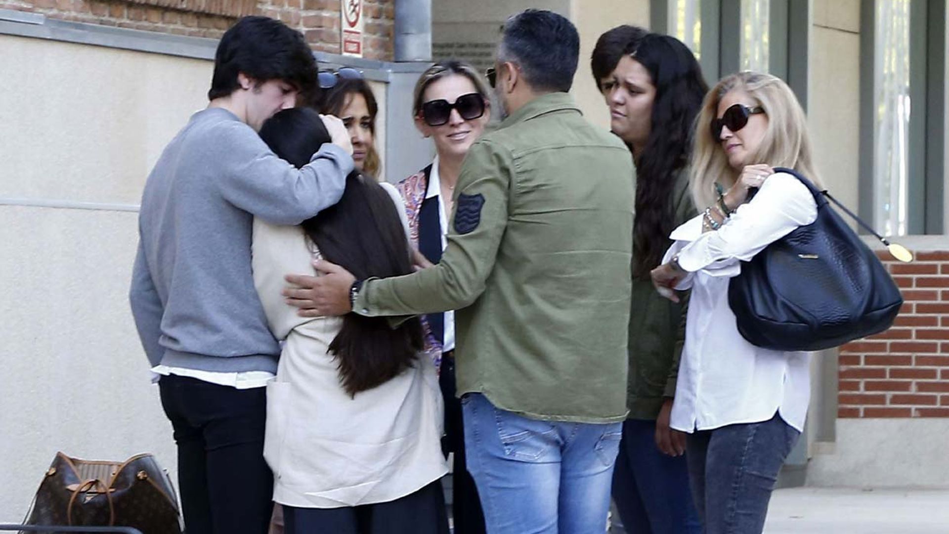 La familia de Gonzalo Caballero unida como una piña en torno al torero