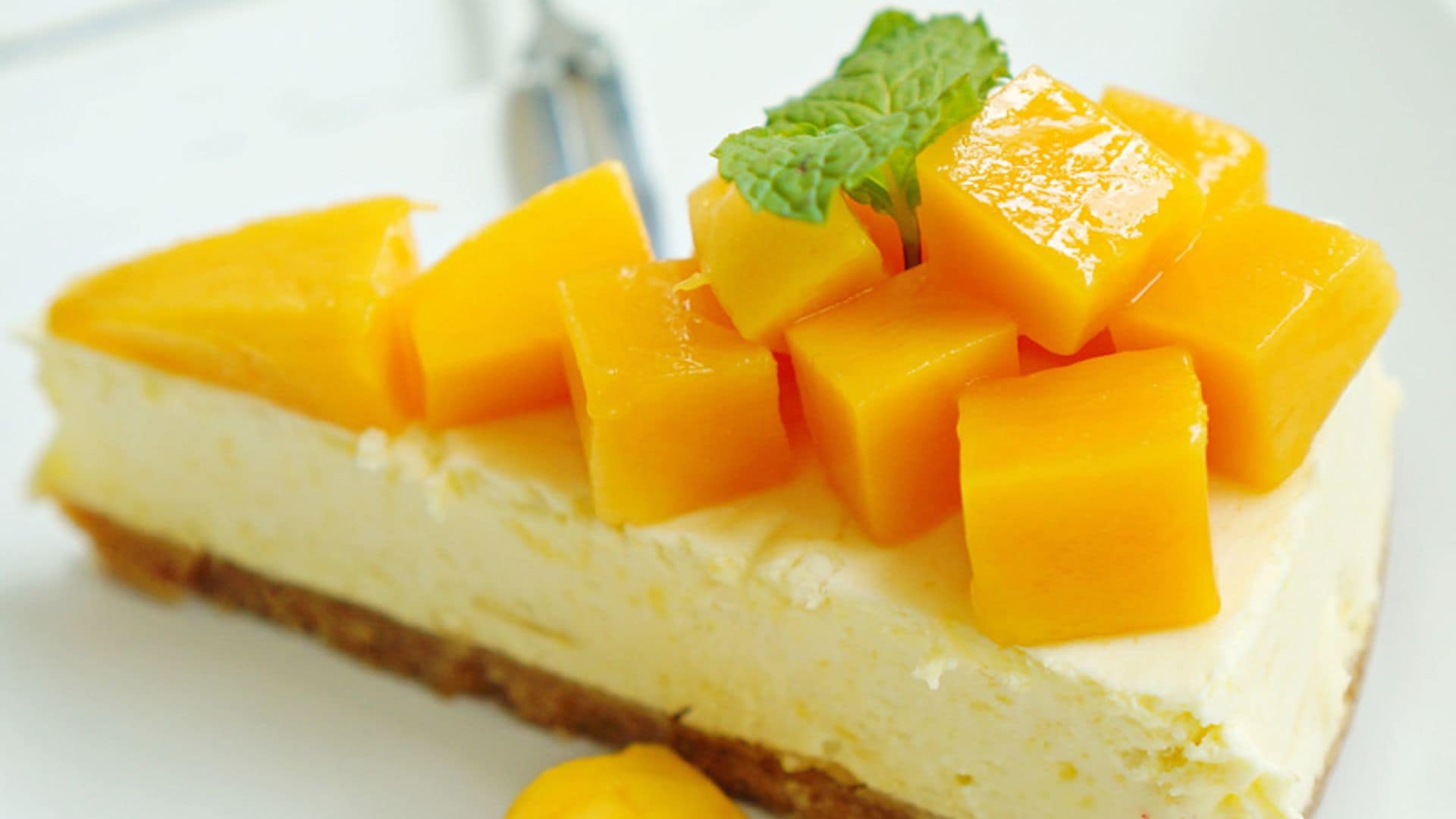 Aporta un toque ‘tropical diet’ a tus postres con esta tarta de queso y mango