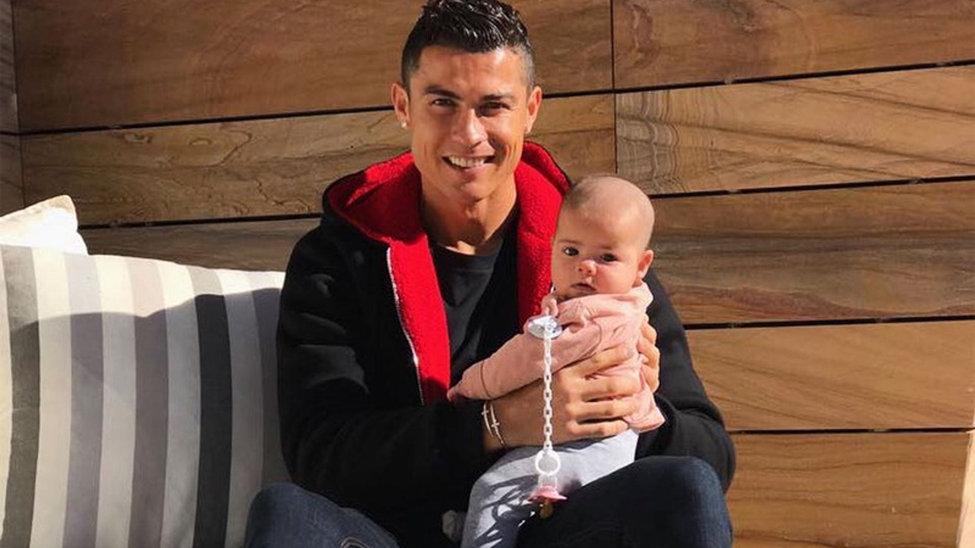 Cristiano Ronaldo presume de su hija Eva, ¡qué monada!