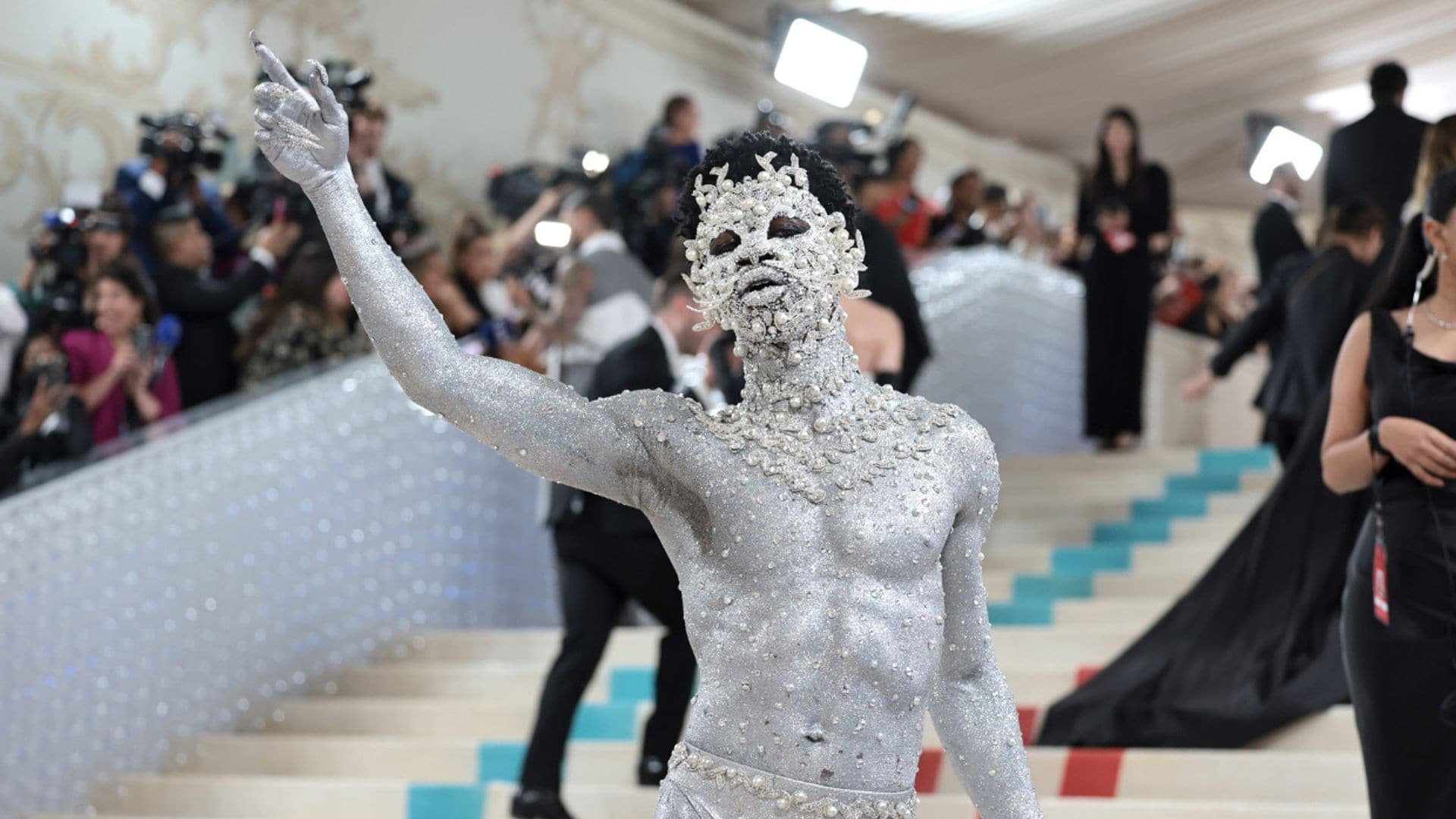 El llamativo look en homenaje a Choupette, la gatita heredera de la fortuna de Karl Lagerfeld