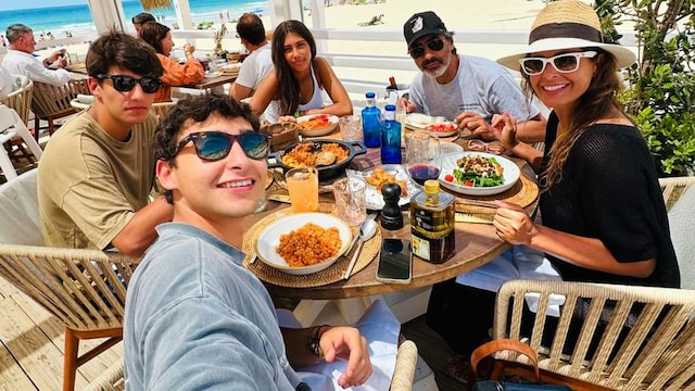 Nuria roca y Juan del Val, vacaciones en familia en Cádiz