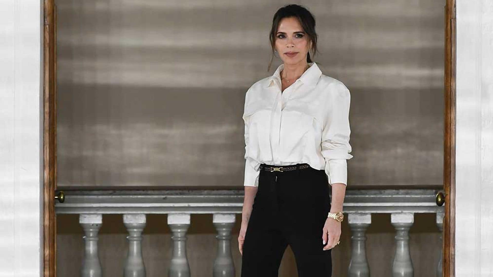 El look de (tele)trabajo de Victoria Beckham es perfecto para dejar de lado los vaqueros