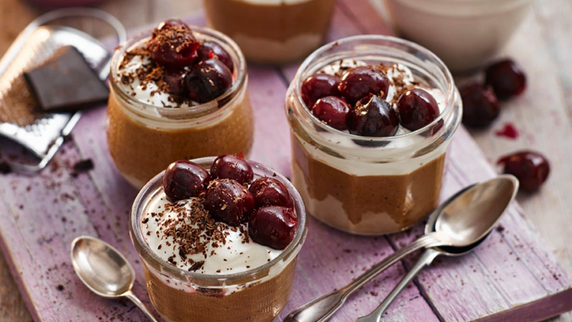 Crema de chocolate con nata y cerezas confitadas