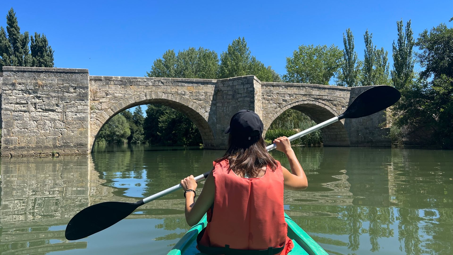 Navegando en piragua en el Canal de Castilla, Palencia