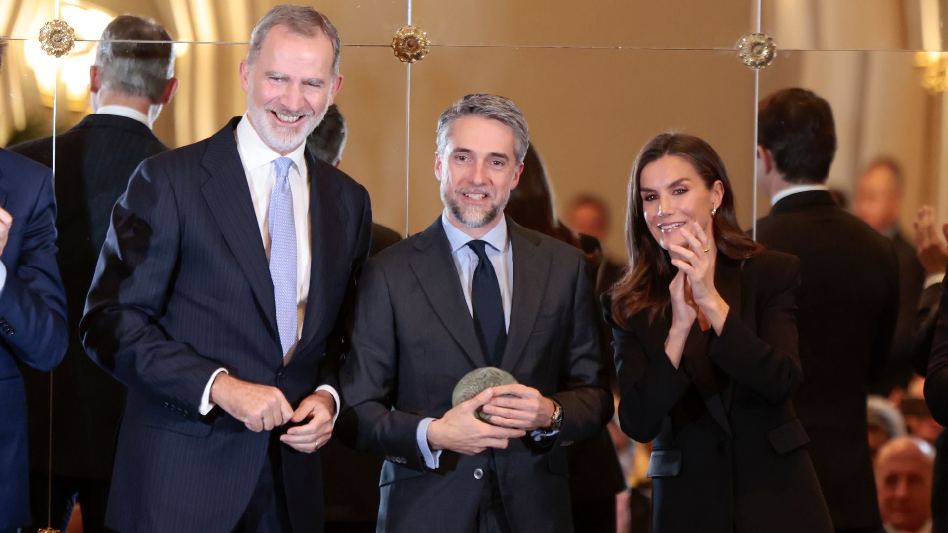 La reina Letizia se reencuentra con compañeros periodistas para premiar a Carlos Franganillo