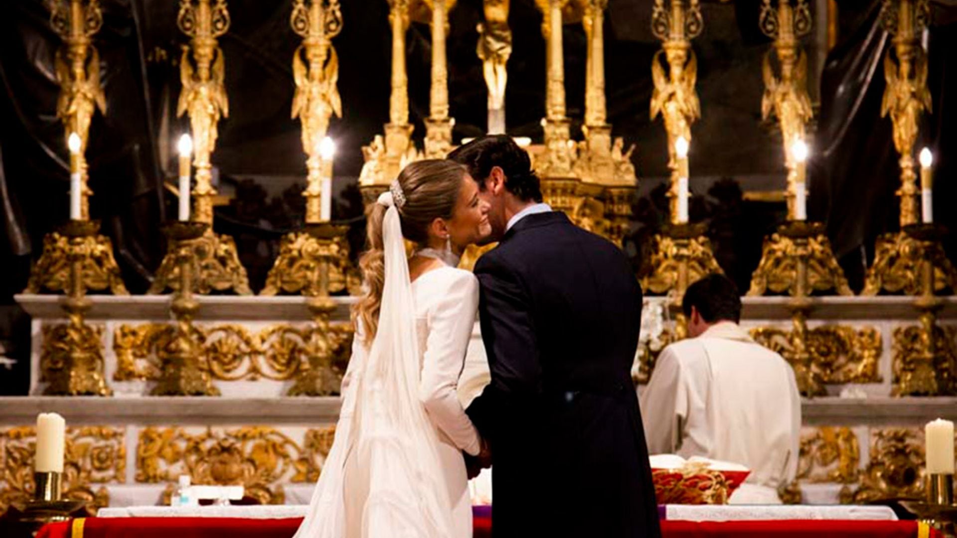 Un vestido romántico y con capa para la boda de María en Madrid