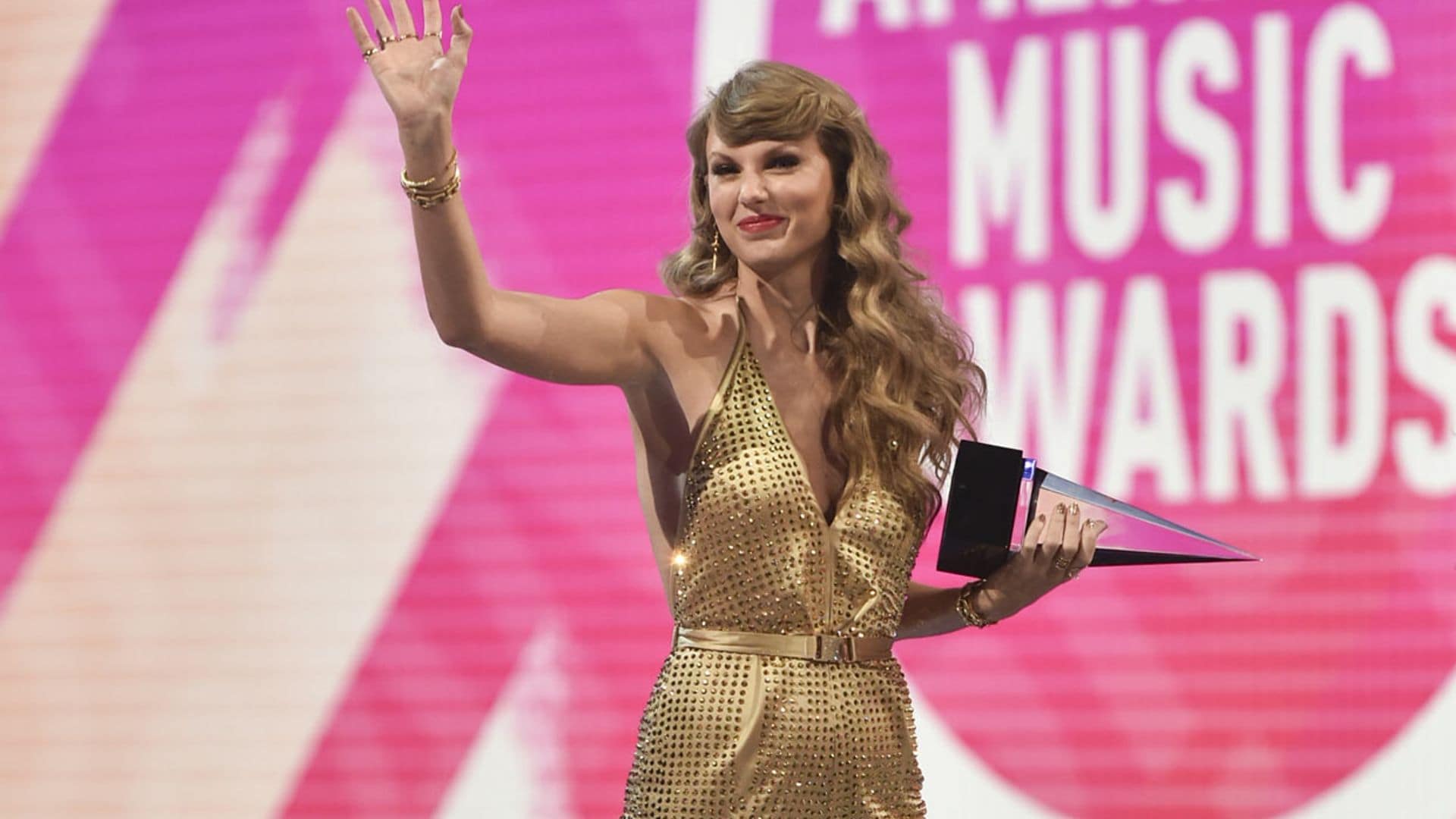 Brillos y transparencias: la alfombra roja de los American Music Awards 2022