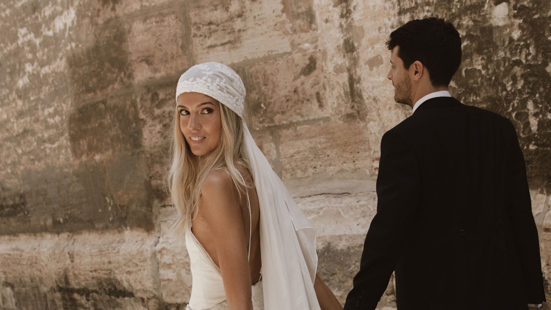 El vestido de novia bohemio con casquete bordado que diseñó una amiga de Marta para su boda en Valencia