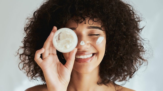 Rostro de mujer con crema hidratante