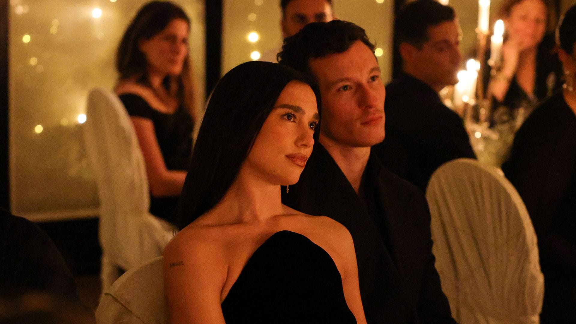 Dua Lipa y Callum Turner, la pareja más elegante de París en su primer posado