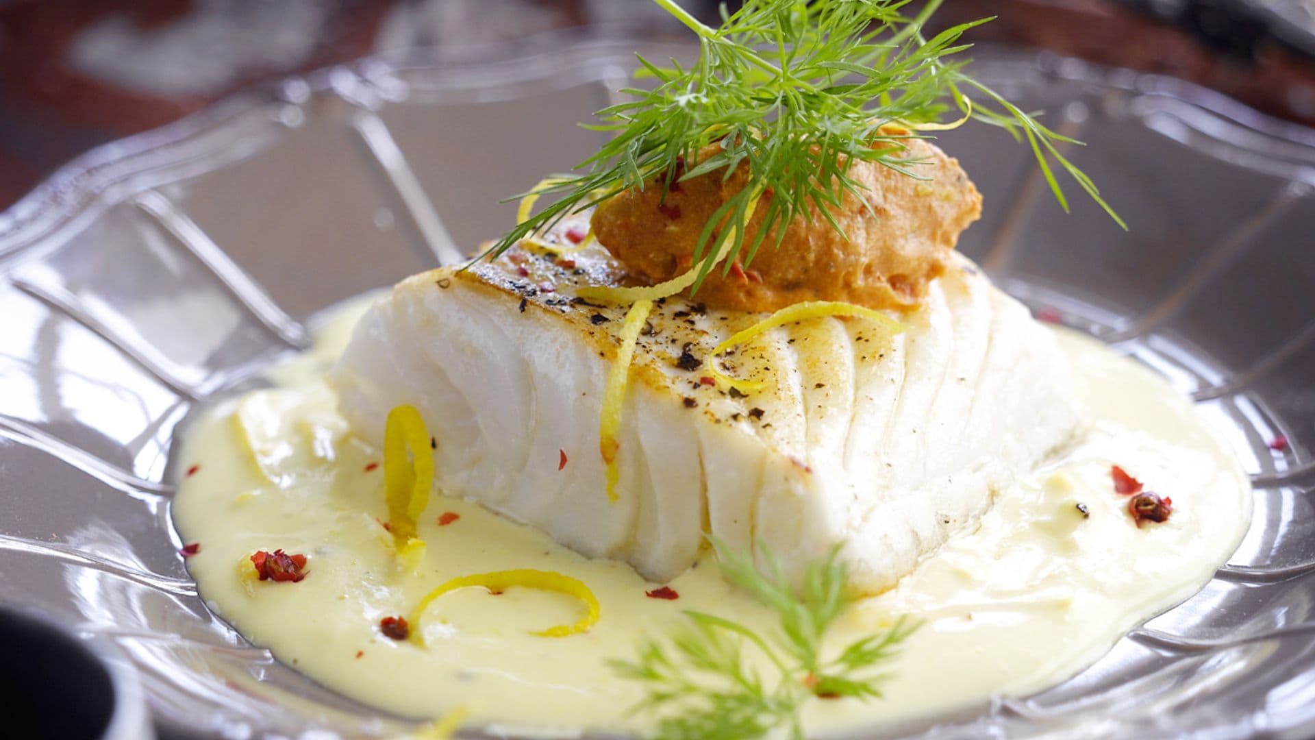 Bacalao con salsa de limón y falsa croqueta de piquillos