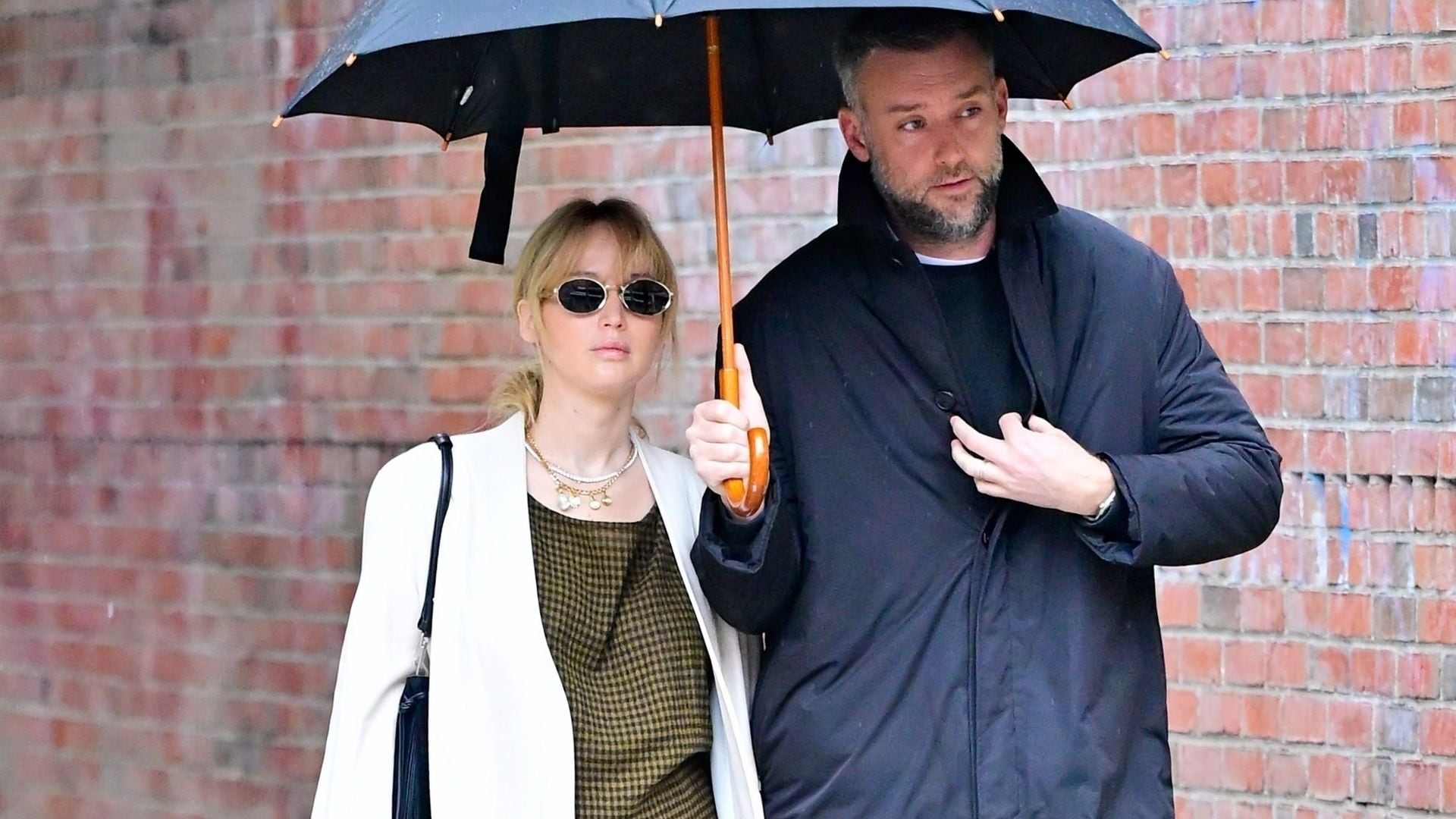 Jennifer Lawrence presume su estilo de embarazada mientras pasea con su esposo en Nueva York