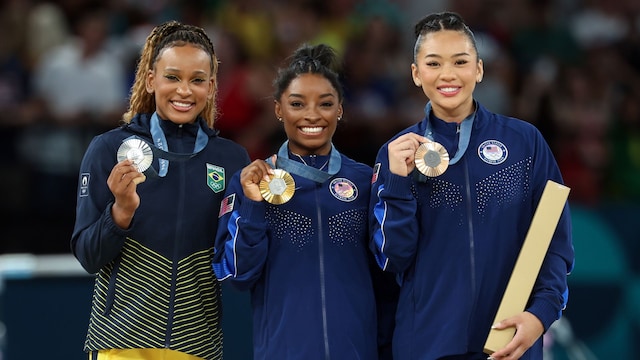Rebeca Andrade de Brasil, Simone Biles de USA y Sunisa Lee de USA con sus medallas de plata, oro y bronce 