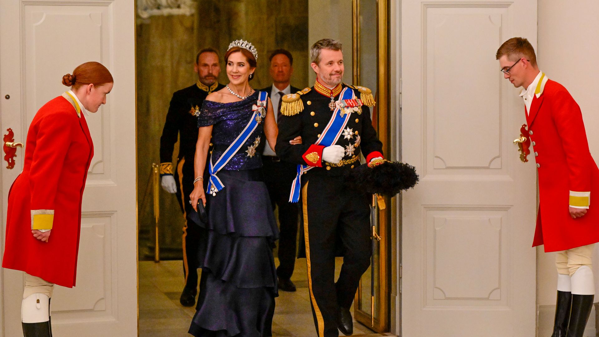 Una 'tiara de reina' y un menú muy sentimental: el primer banquete de Estado que presiden Federico y Mary de Dinamarca