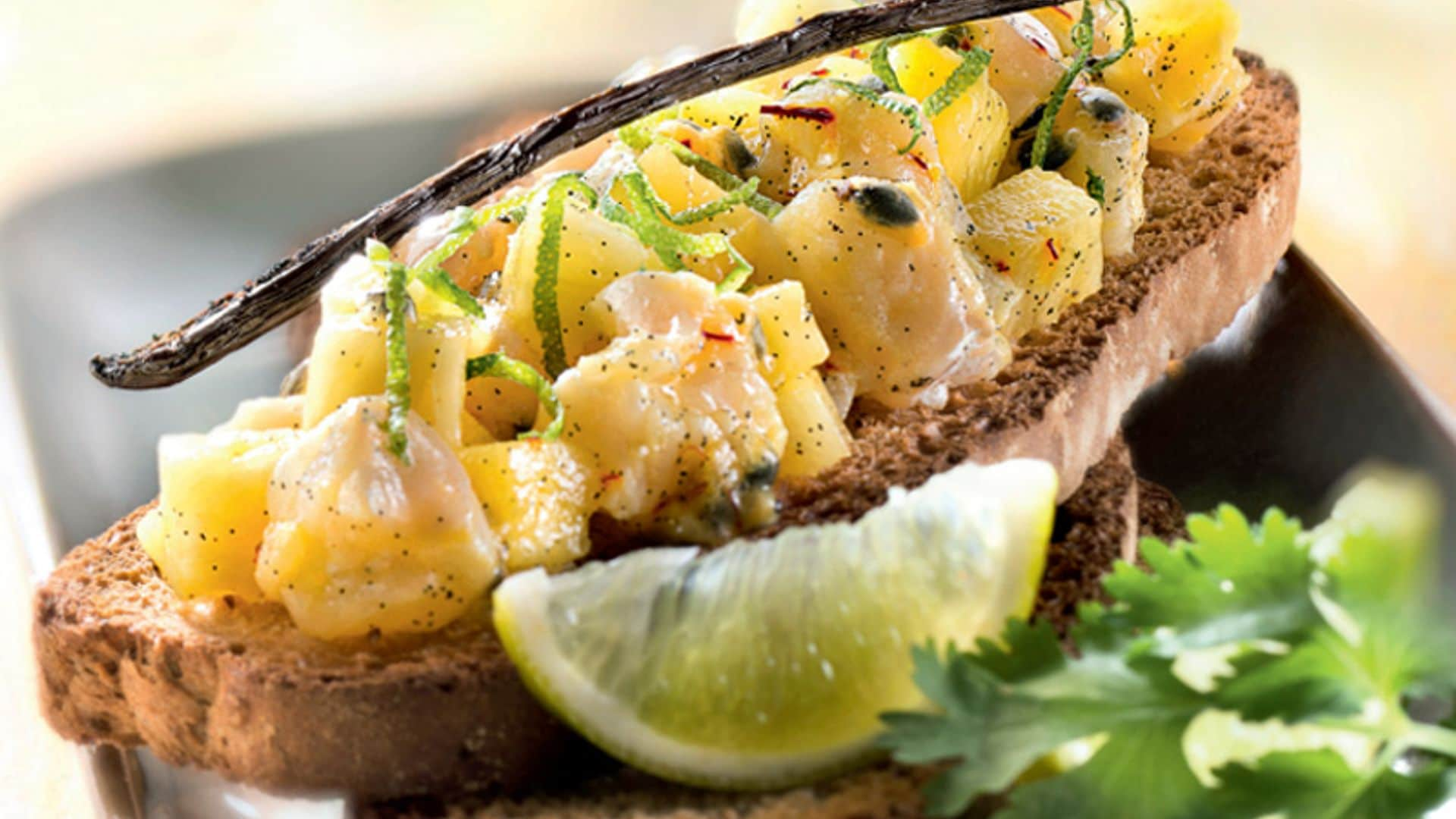 Tosta de ceviche de lubina con maracuyá y piña