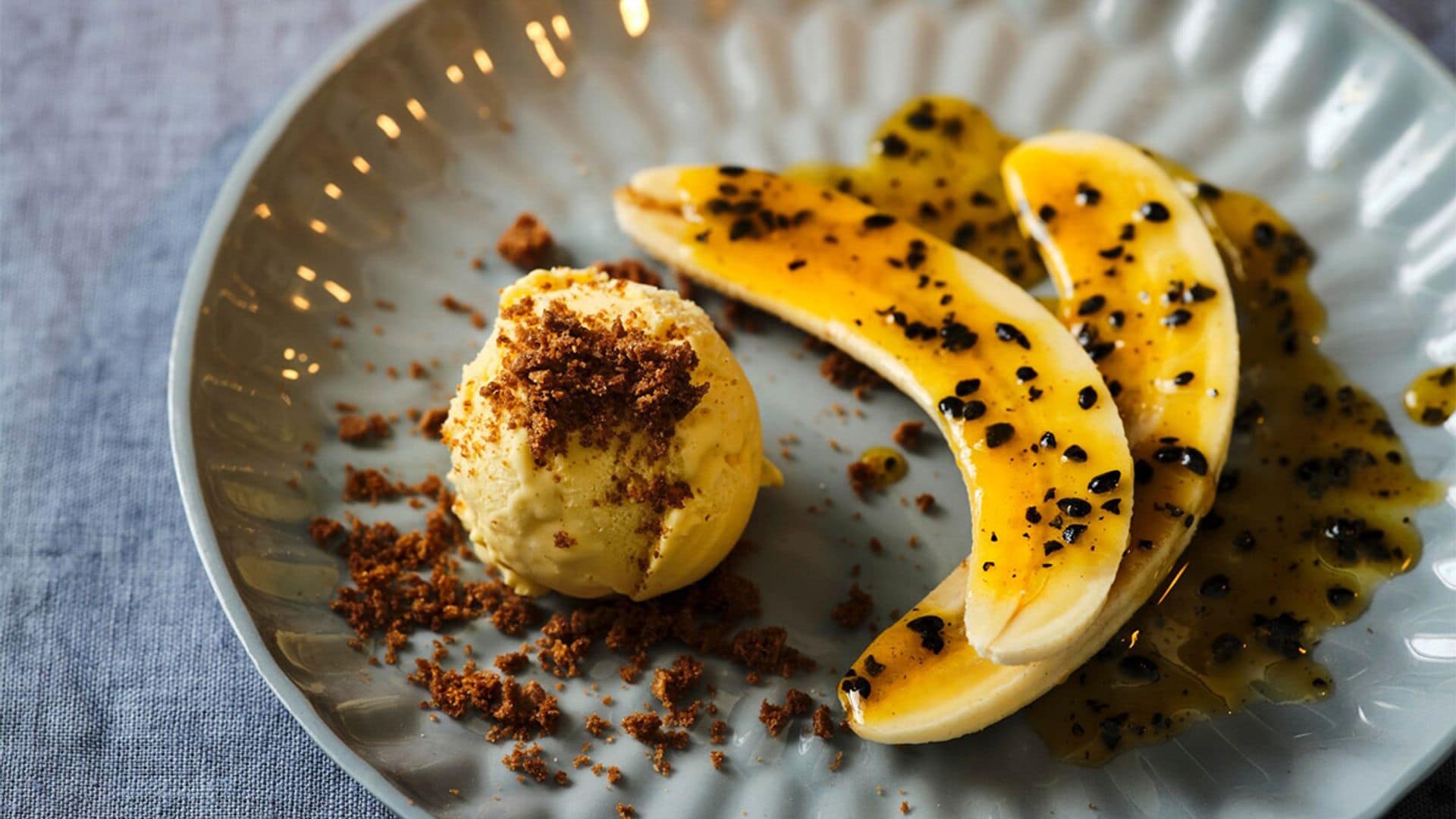 Plátanos 'Suzette' con helado de vainilla y migas de chocolate