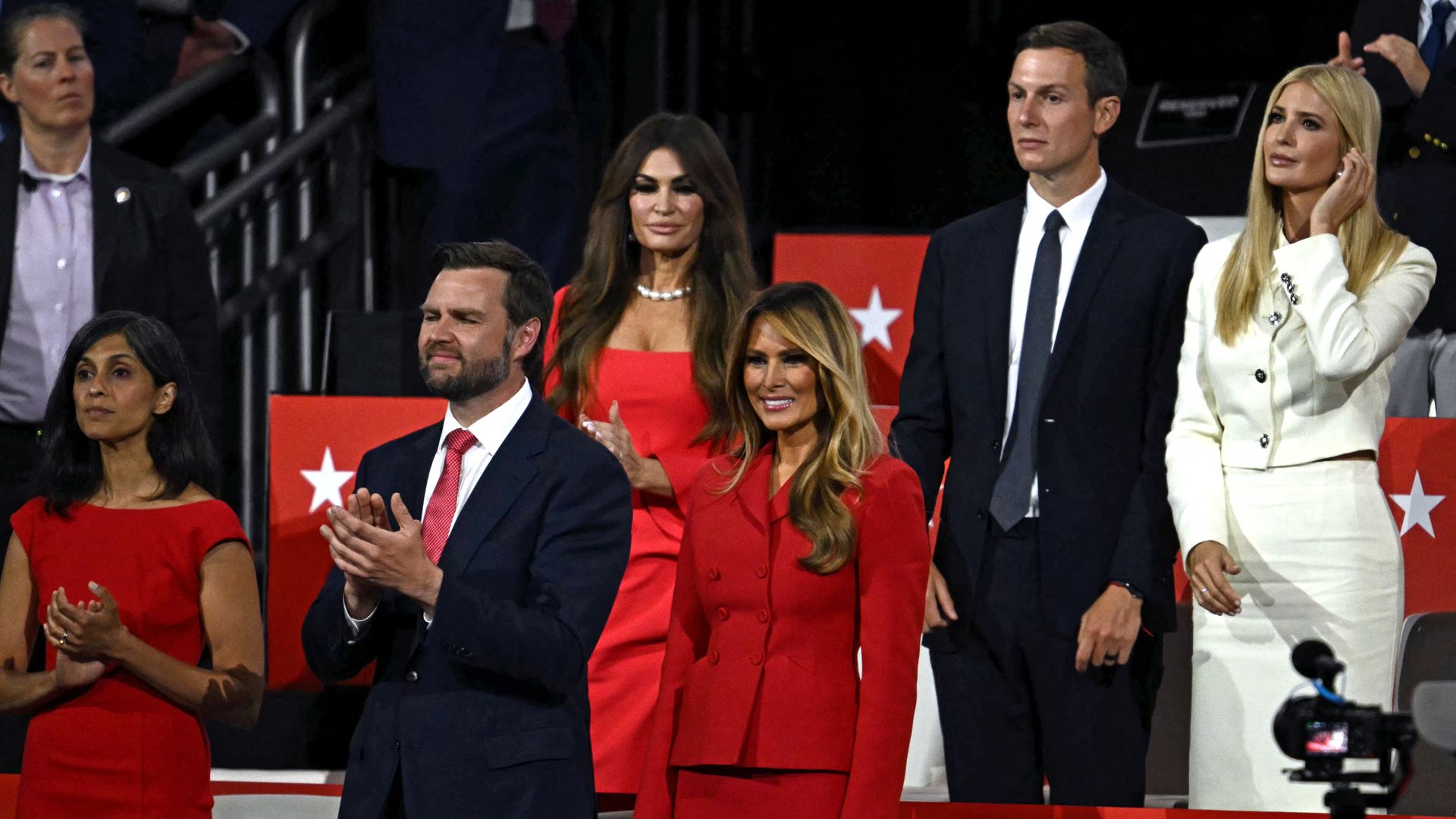 Ivanka Trump con su esposo Jared Kushner, además de Melania Trump, J.D. Vance y su esposa, Usha Vance