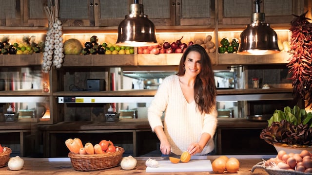 nuria ferg en la cocina de su nueva casa en madrid 