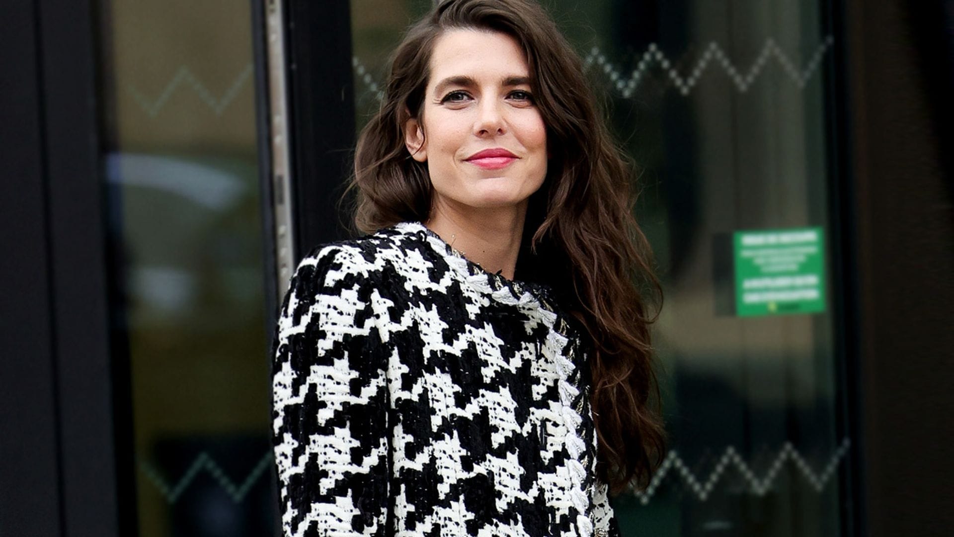 El homenaje de Carlota Casiraghi a su madre con vaqueros y un look muy FASHION en el desfile de Chanel