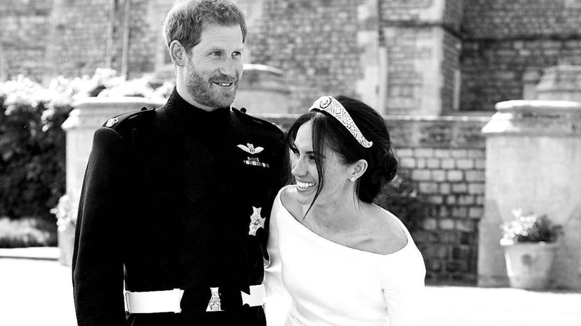 Meghan y Harry abren su álbum familiar (con una foto inédita) en el segundo aniversario de su compromiso